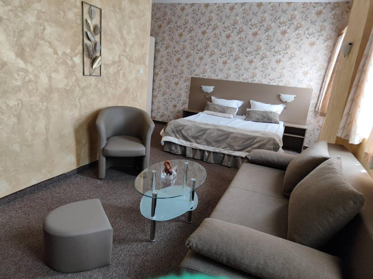 Семеен Хотел "Булаир" Burgas City Eksteriør billede