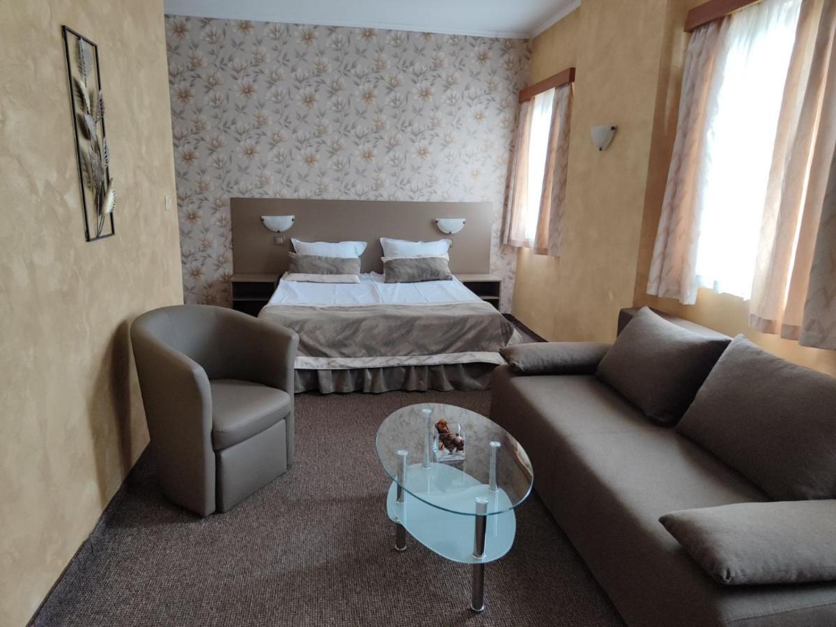 Семеен Хотел "Булаир" Burgas City Eksteriør billede